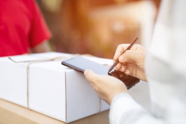 bir servis aracılığıyla bir paketin paket teslim adam. ve el müşteri teslimat adam posta gelen kutuların bir teslim kabul yakın yukarı eve doğrudan göndermek.