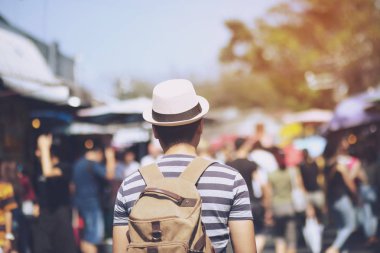 Genç erkek gezgin backpacker seyahat birçok kişi arasında sokak pazarında yürüyüş., dolgu Vintage Sesi ve Seçici Yumuşak Odak.