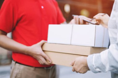 bir hizmet yoluyla bir paket paket teslim adam eve gönderin. teslim adam kutuları teslim kabul el Gönderme müşteri.