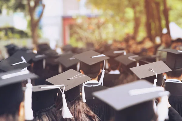 Graduação Student Segurar Chapéus Mão Durante Início Sucesso Graduados Universidade — Fotografia de Stock