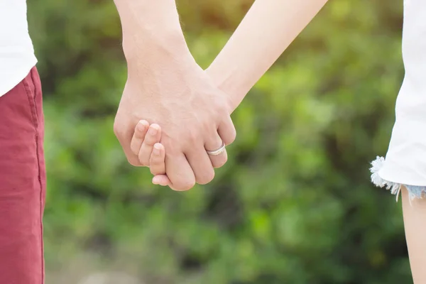 Kobieta Mężczyzna Trzymając Ręce Wstrząsnąć Happy Para Miłość Koncepcja Para — Zdjęcie stockowe