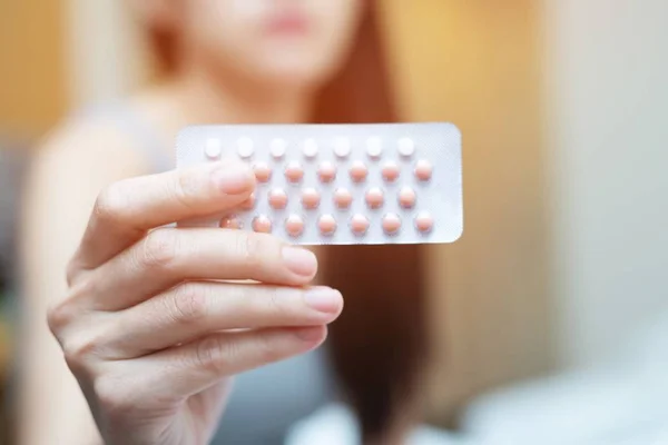 Mujer Manos Abriendo Píldoras Anticonceptivas Mano Cama Dormitorio Comer Píldora — Foto de Stock