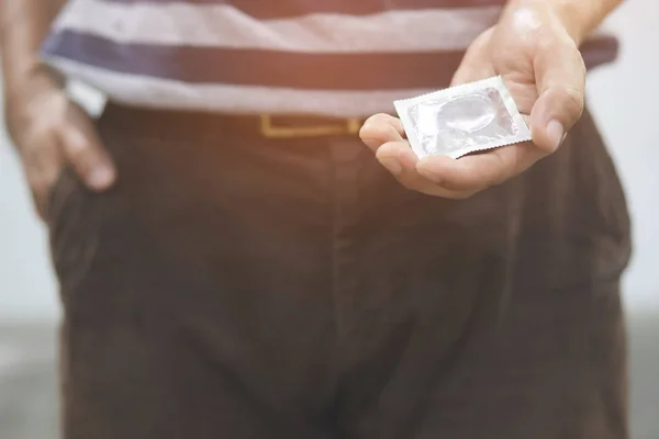 Preservativo Pronto Para Usar Mão Feminina Dar Preservativo Conceito Sexo — Fotografia de Stock