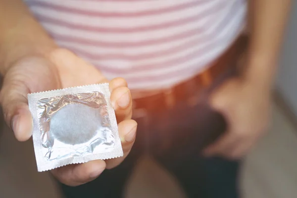Condón Listo Para Usar Mano Masculina Joven Dar Preservativo Concepto — Foto de Stock