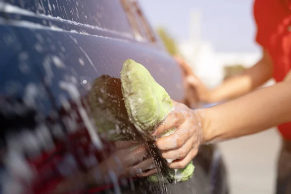 Ludzie Człowiek Sprzątaczki Gospodarstwa Ręcznie Zielona Gąbka Mycia Samochodu Koncepcja — Zdjęcie stockowe
