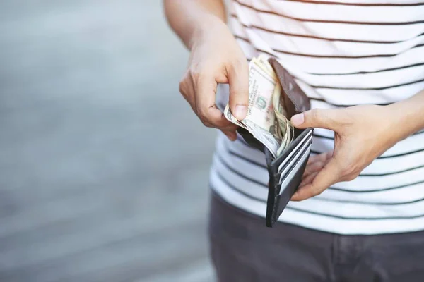 Empresário Pessoa Segurando Uma Carteira Nas Mãos Homem Tirar Dinheiro — Fotografia de Stock