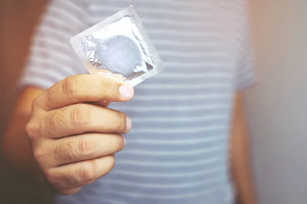 Preservativo Pronto Para Usar Mãos Masculinas Fazer Forma Coração Sobre — Fotografia de Stock