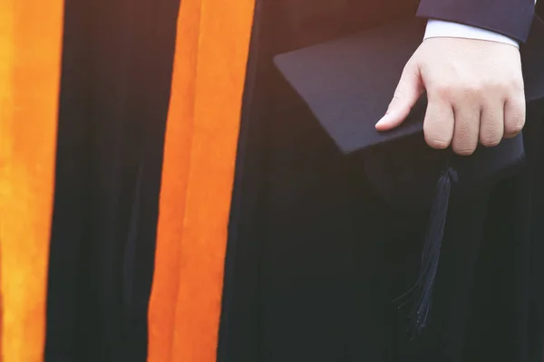 Αποφοίτηση Φοιτητής Κρατήσει Καπέλα Στο Χέρι Κατά Την Έναρξη Πτυχιούχοι — Φωτογραφία Αρχείου