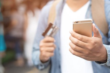 Online ödeme, Yakın kişi adam elleri kredi kartı ile ödeme ve online alışveriş için cep telefonu kullanarak veya kayıp kart, sahte işlem raporlama.