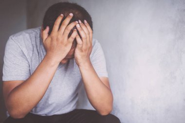 Bunalımlı adam üzgün dalgın mutsuz. Ya da baş ağrısı. Dramatik Sağlık Sorunları kavramı.