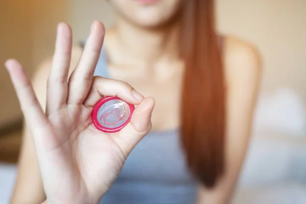 Preservativos Prontos Para Uso Mão Feminina Dar Preservativo Conceito Sexo — Fotografia de Stock