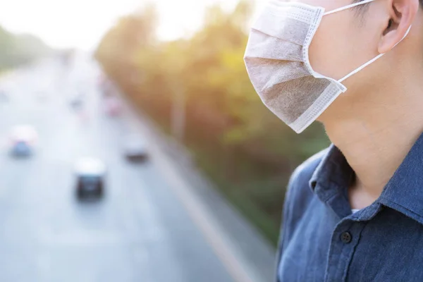 Potret Manusia Mengenakan Masker Higienis Hidung Luar Ruangan Ekologi Mobil — Stok Foto