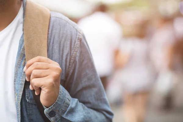 Yakın Genç Erkek Gezgin Backpacker Birçok Kişi Arasında Sokak Pazarında — Stok fotoğraf