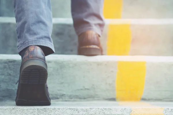 Крупные Ноги Молодого Хипстера Один Человек Идущий Вверх Лестнице Современном — стоковое фото
