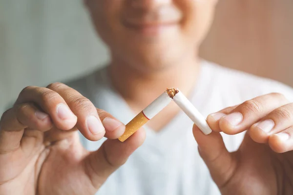 Чоловік Курить Цигарку Руці Розповсюдження Сигаретного Диму — стокове фото