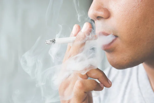 Мужчина Курящий Сигарету Руке Сигаретный Дым — стоковое фото