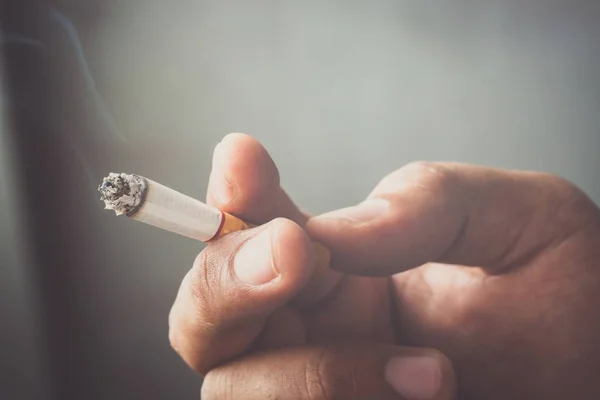 Uomo Che Fuma Una Sigaretta Mano Fumo Sigaretta Diffuso — Foto Stock