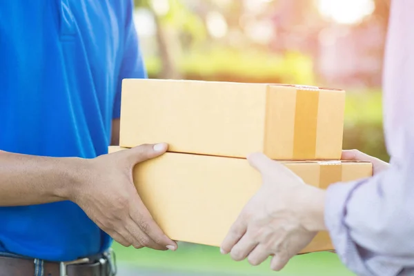 Paket teslimatçısı stokları kontrol et Paketi müşteriye göndermeye hazırlan. Ulaşım sırasında her zaman onayla.