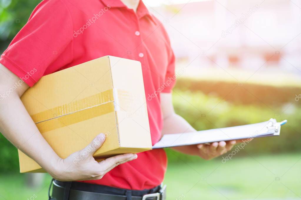 parcel delivery man Check stock Prepare to send the package to the customer. Validate every time in transportation.