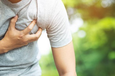 Göğüs ağrısı çeken bir adam dışarıda kalp krizi geçiriyor. Ya da ağır egzersiz vücudun kalp hastalığını şoka sokmasına neden olur.