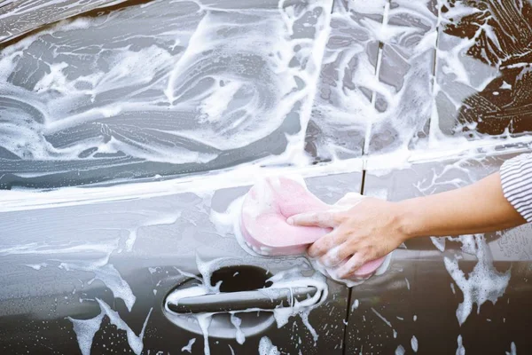 Hombre Gente Sosteniendo Mano Esponja Rosa Para Lavar Coche Concepto — Foto de Stock