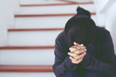 İşsiz kadınlar üzgün kriz umutsuzluk ve stres insanlar sıkıştırma ev merdivenlerinde oturan stresli taksit ödeme giderleri ev depresyon durum stres zihinsel sorunlar kavramına neden hissediyorum.