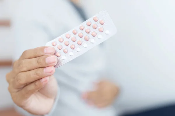 Жінка Руки Відкриває Таблетки Контролю Народжуваності Руці Вживання Контрацептивної Таблетки — стокове фото