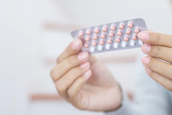 Крупним Планом Молоді Жінки Рука Тримає Контрацептивну Таблетку Барвистими Таблетками — стокове фото
