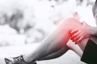 Koşucu ağrılı bükülmüş veya kırık ayak bileği dokunmadan. Atlet koşucu eğitim kazası. Spor ayak bileği burkulan burkulma neden diz yaralanmasına neden çalışan. ve bacak kemikleri ile ağrı. Ağrı göstermek için bacaklar odaklanın.