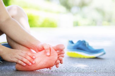 Koşucu ağrılı bükülmüş veya kırık ayak bileği dokunmadan. Atlet koşucu eğitim kazası. Spor ayak bileği burkulan burkulma neden diz yaralanmasına neden çalışan. ve bacak kemikleri ile ağrı. Ağrı göstermek için kırmızı bacaklar odaklanın.