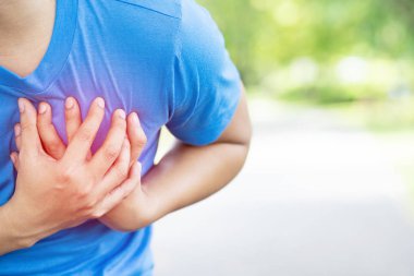 Koşucu ağrılı bükülmüş veya kırık ayak bileği dokunmadan. Atlet koşucu eğitim kazası. Spor ayak bileği burkulan burkulma neden diz yaralanmasına neden çalışan. ve bacak kemikleri ile ağrı. Ağrı göstermek için bacaklar odaklanın.