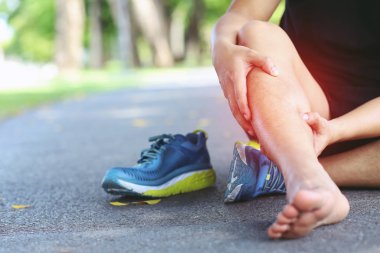 Koşucu ağrılı bükülmüş veya kırık ayak bileği dokunmadan. Atlet koşucu eğitim kazası. Spor ayak bileği burkulan burkulma neden diz yaralanmasına neden çalışan. açık parkta çalıştırırken bacak kemikleri ile ağrı.