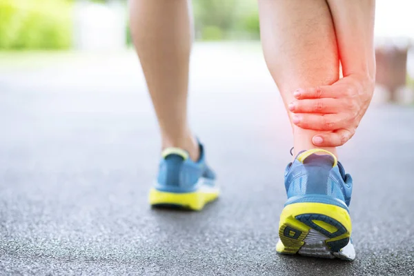 Läufer Berührt Schmerzhaft Verdrehten Oder Gebrochenen Knöchel Unfall Beim Lauftraining — Stockfoto