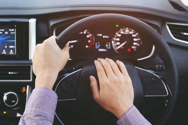 adam bir direksiyon basın araba otururken direksiyon başında sürüş sırasında korna iterek, trafik kavramı diğer insanları uyarmak için ses honlama.