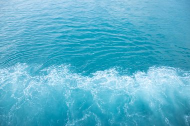 Mavi deniz yüzey havadan görünümü bir drone dalgaları ile, arka planda boş boş. yumuşak odak.