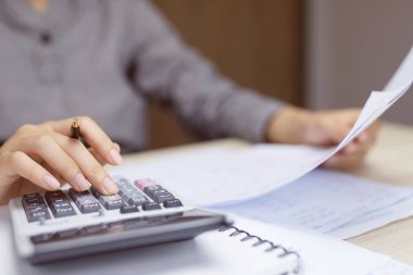 İş adamı el yakın yukarı bir defter yazma ve hesap alma notları muhasebe ev ofisinde finans yaparken sayma kullanarak. Tasarruf mali kavramı. Not defteri