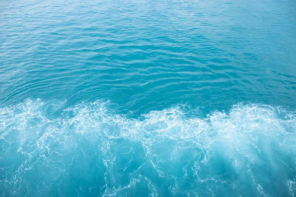 Mavi deniz yüzey havadan görünümü bir drone dalgaları ile, arka planda boş boş. yumuşak odak.