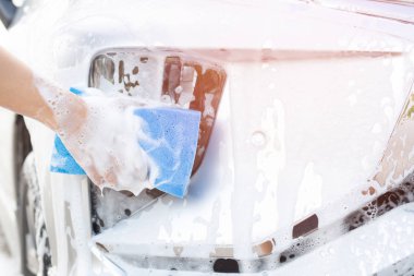 insanlar adam işçi tutan el Mavi sünger yıkama araba. Konsept araba yıkama temiz. yumuşak odak.