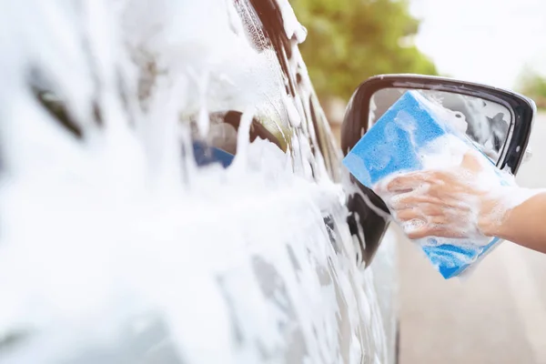 Gente Hombre Trabajador Sosteniendo Mano Esponja Azul Para Lavar Coche — Foto de Stock