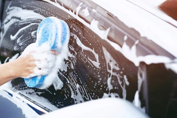 Człowiek Pracownik Trzyma Dłoń Niebieski Gąbka Mycia Samochodu Samochód Koncepcyjny — Zdjęcie stockowe