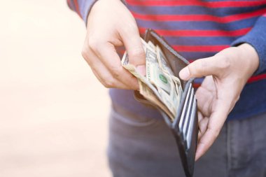 Bir adam elinde bir cüzdan tutan işadamı kişi dışarıda cebinden para almak. Mesaj yazmak için boşluk bırak.