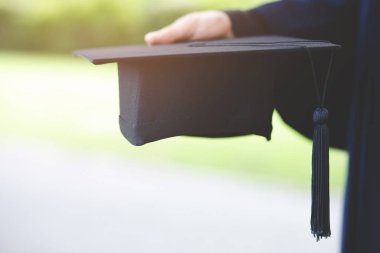 üniversitenin başlangıç başarı mezunları sırasında arka mezuniyet şapkaları, Kavram eğitim tebrikler. Mezuniyet Töreni ,Üniversite mezunlarını törenle kutluyor.