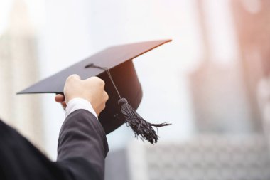 üniversitenin başlangıç başarı mezunları sırasında arka mezuniyet şapkaları, Kavram eğitim tebrikler. Mezuniyet Töreni ,Üniversite mezunlarını törenle kutluyor.