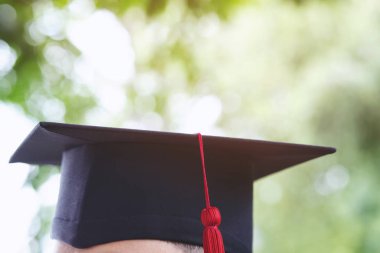 üniversitenin başlangıç başarı mezunları sırasında arka mezuniyet şapkaları, Kavram eğitim tebrikler. Mezuniyet Töreni ,Üniversite mezunlarını törenle kutluyor.