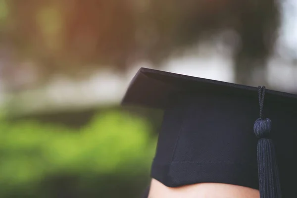 Colpo Cappelli Laurea Durante Inizio Laureati Successo Dell Università Concetto — Foto Stock