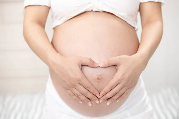 Nieuwe Moeder Zwangere Vrouw Wit Ondergoed Gebruikt Hand Aanraking Buik — Stockfoto