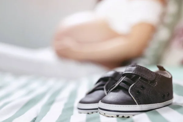 Nieuwe Moeder Zwangere Vrouw Wit Ondergoed Gebruikt Hand Aanraking Buik — Stockfoto