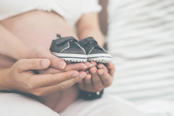 Zwangerschap Een Portret Van Een Paar Baby Kleine Schoenen Voor — Stockfoto