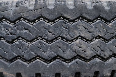 eski hasarlı ve yıpranmış siyah lastik sırt kamyon kadar yakın. Yol güvenliği konsepti için lastik sırt sorunları ve çözümleri. Zamanı değiştir. Ulaşım. Doku arka planına ve arka planına metin yazma.