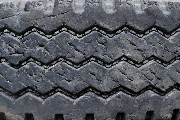 Schließen Alte Beschädigte Und Verschlissene Schwarze Reifen Lauffläche Lkw Reifenprofil — Stockfoto